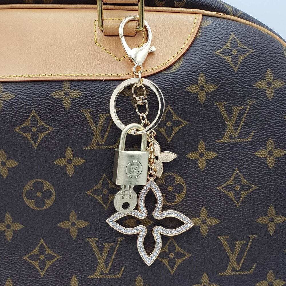 Louis Vuitton Gold Padlock 🔒 Key Set Authentic LV w/ Unbranded Flower Keychain - Picture 9 of 10